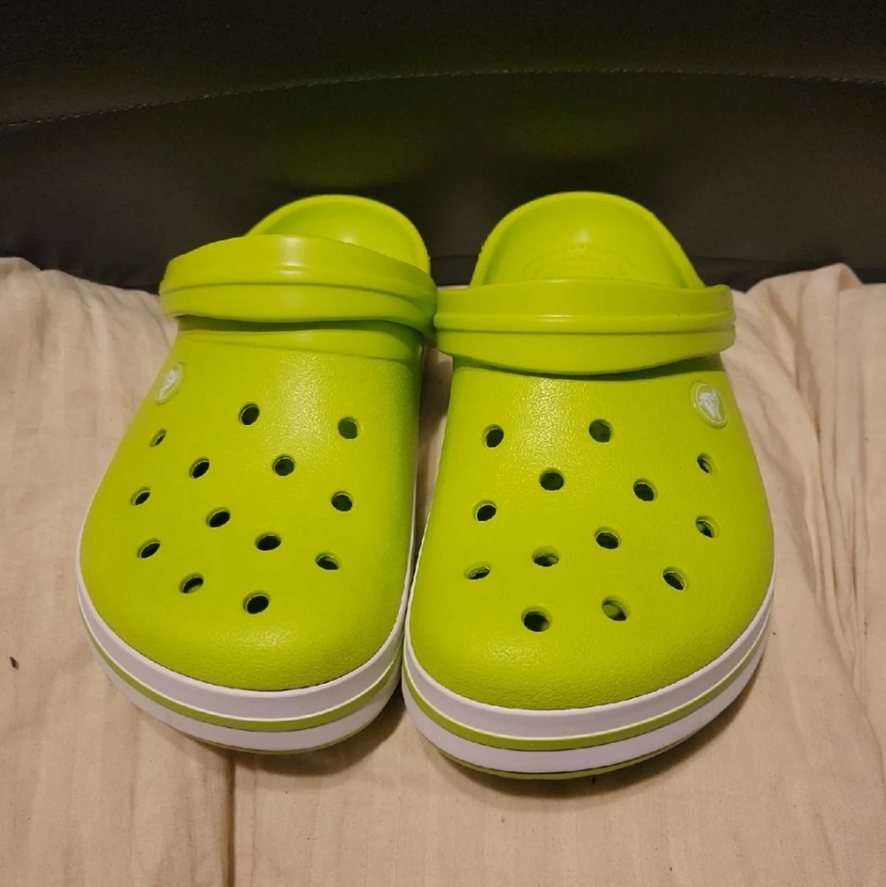 W7 Crocs